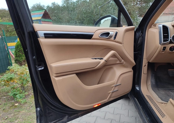 Porsche Cayenne cena 62000 przebieg: 283000, rok produkcji 2011 z Warszawa małe 121